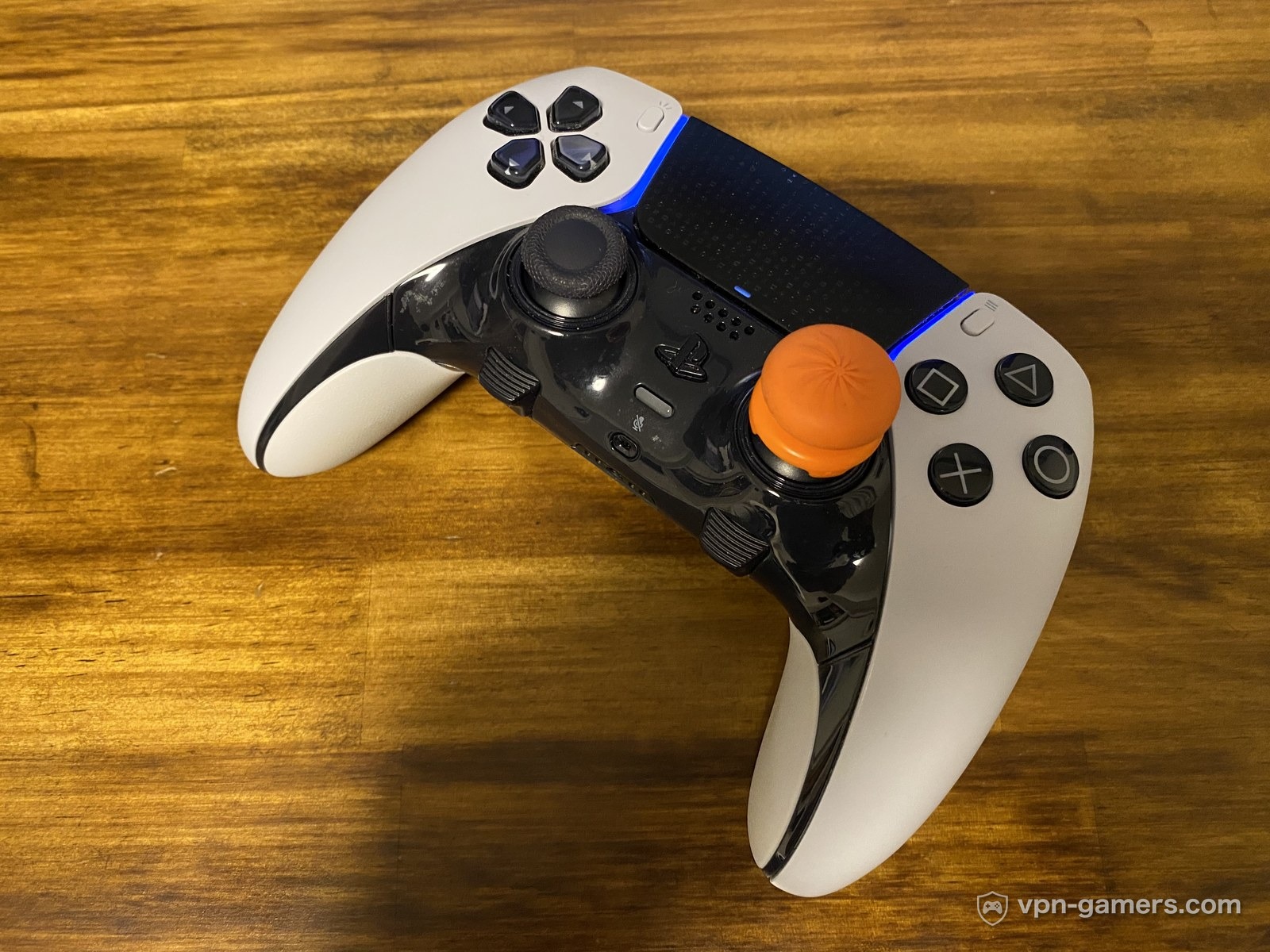 オレンジのエイムフリークを装着したDualSense Edgeの実機